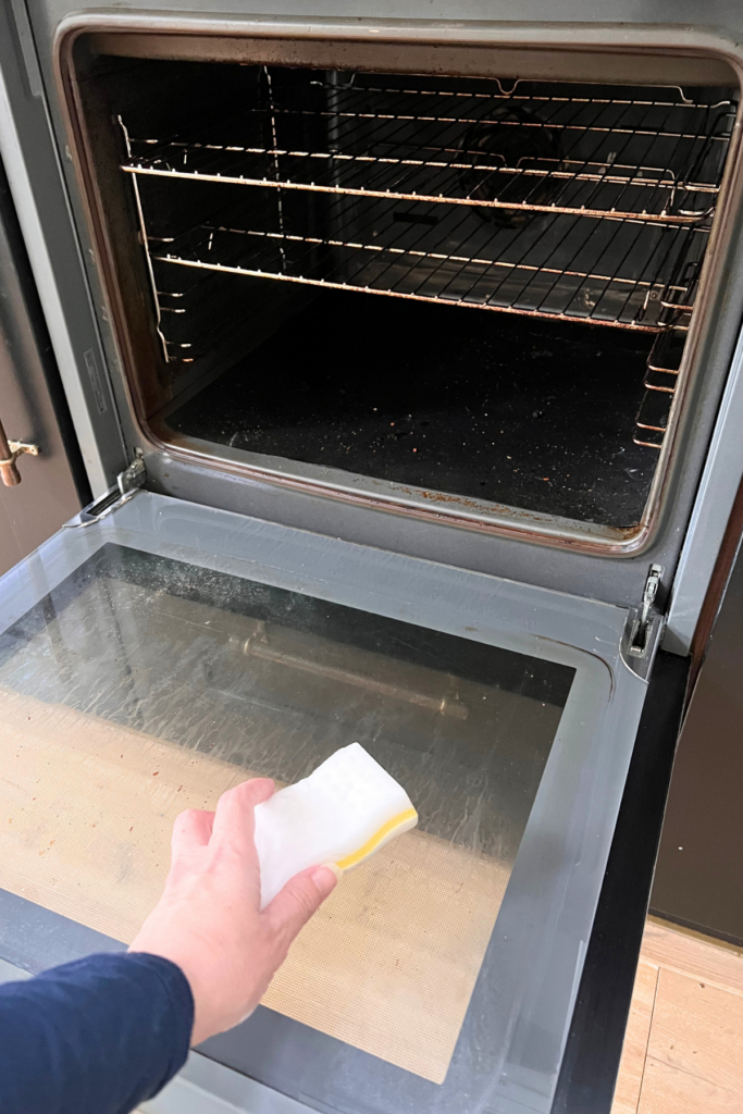 25 Clever Uses For Magic Erasers At Home - Fully Tested! 6 Cleaning the oven with Magic erasers